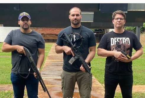 Mario Frias posa armado ao lado de Eduardo Bolsonaro e do secretário André Porciuncula