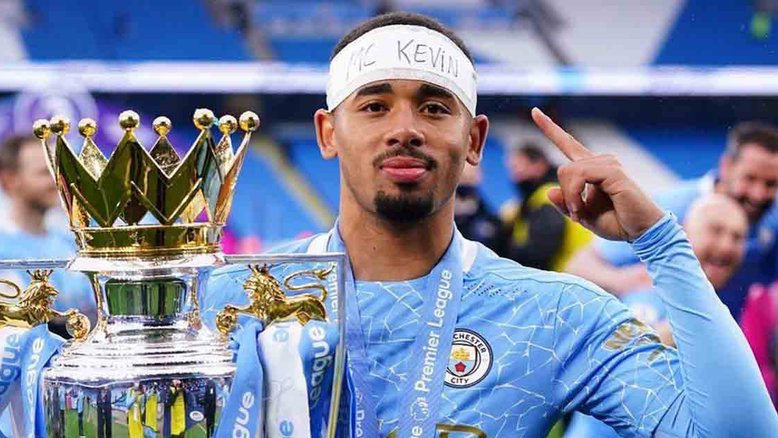 Gabriel Jesus presta homenagem a MC Kevin em comemoração de título