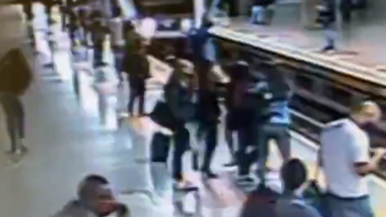 Homem é detido após tentar empurrar passageiras nos trilhos do metrô em SP