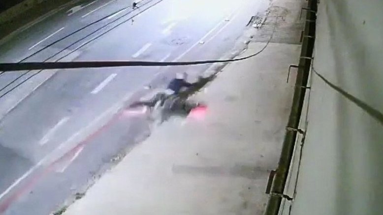 Durante fuga, suspeito 'voa' sobre escadaria e cai em Belo Horizonte