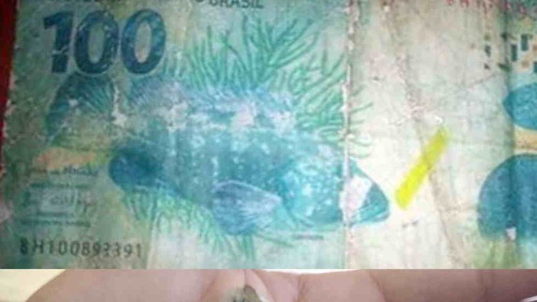 Mulher usa nota falsa de R$ 100 para comprar doces de menino em semáforo