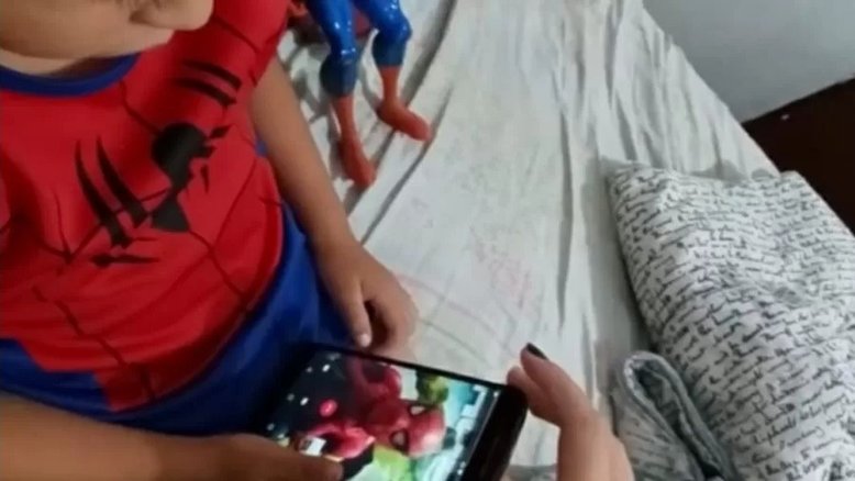 Animador de festas ajuda crianças a conversarem com super-herói favorito pelo WhatsApp