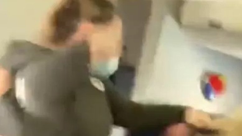 Passageira agride comissária de bordo após briga por máscara nos EUA