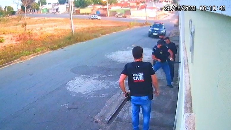Polícia de MG invade casa por engano e assusta moradores, que acharam que era um assalto