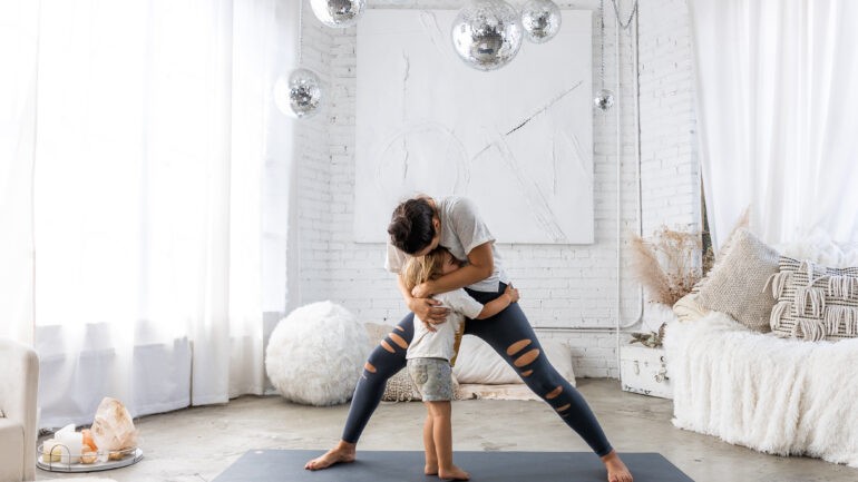 Em casa: Confira 5 posturas de yoga que ajudam no equilíbrio físico e mental
