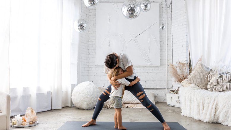 Em casa: Confira 5 posturas de yoga que ajudam no equilíbrio físico e mental