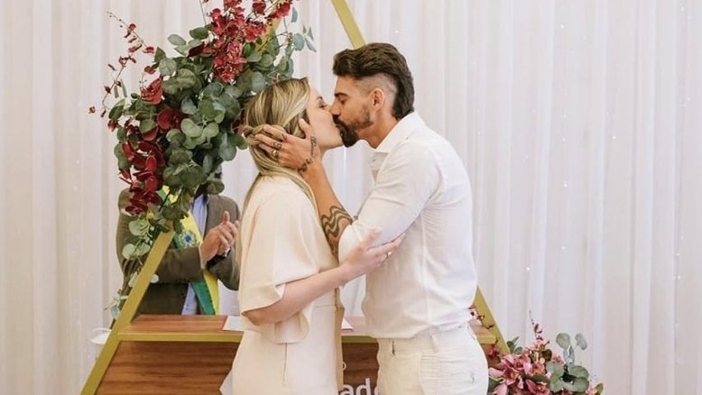 Ex de Vivi Araújo alfineta com foto do 'sim mais certo' da vida após casamento dela