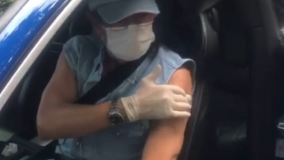 Roberto Carlos toma 2º dose: 'Vacina sim'