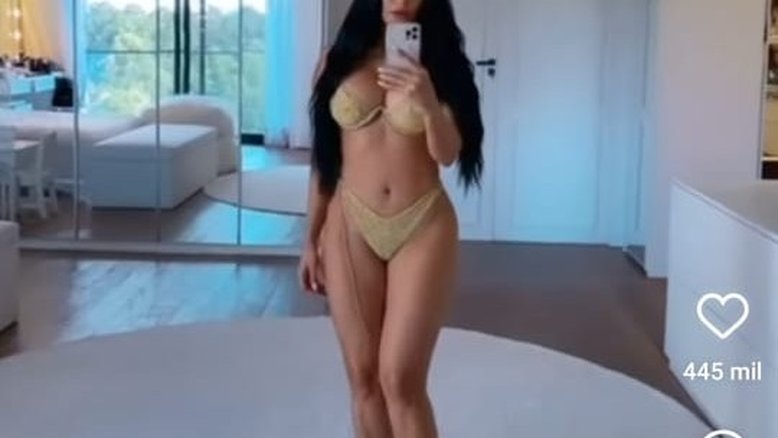 Simaria desfila de biquíni para comemorar sucesso de "Foi Pá Pum"