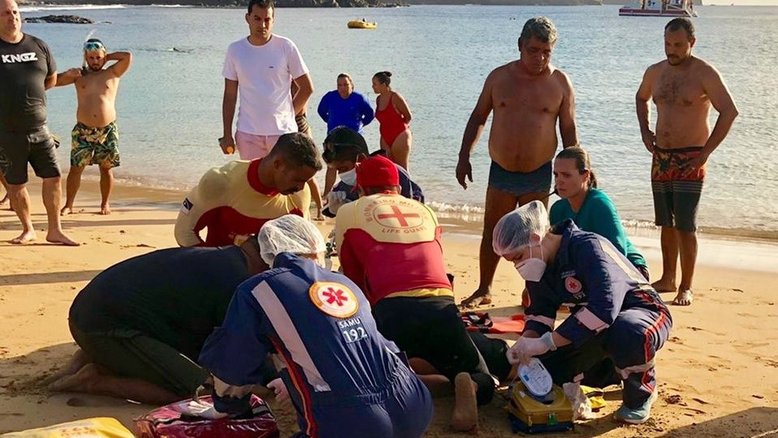 Turista morre após mergulhar usando prancha puxada por barco em Noronha