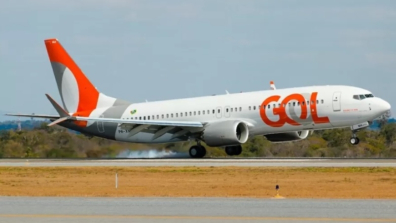 Homem coloca fogo em papéis dentro de avião da Gol que saiu de BH