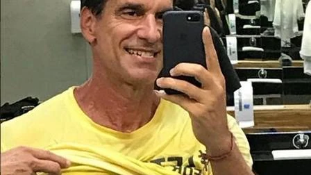 Victor Fasano posa de sunga em cachoeira e mostra boa forma aos 61 anos