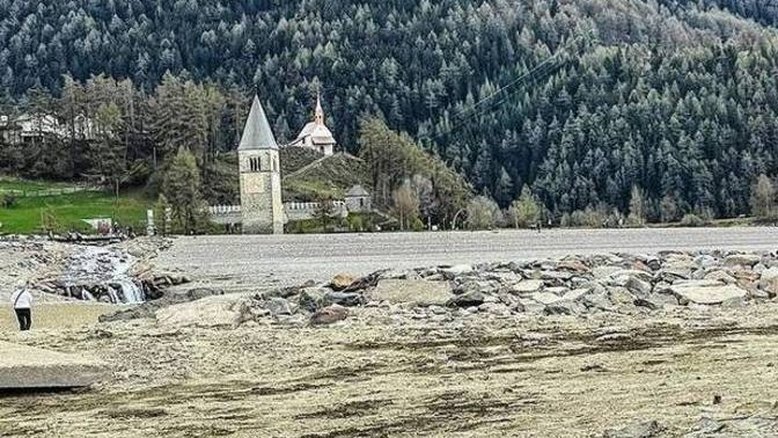 Após ficar submersa por 71 anos, vila italiana é vista novamente