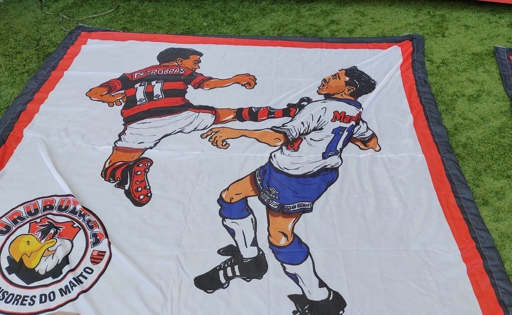 Soco em Edmundo e voadora de Romário: O jogo entre Flamengo e Vélez que gerou bandeiras