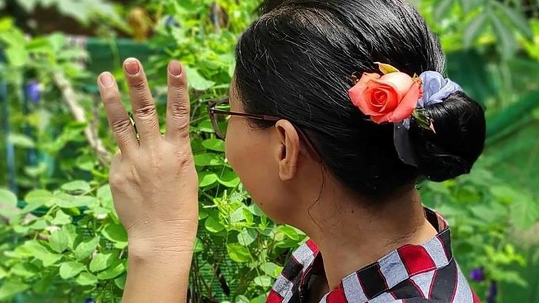 Birmanesa Aung San Suu Kyi agradece com flores a apoio de seguidores