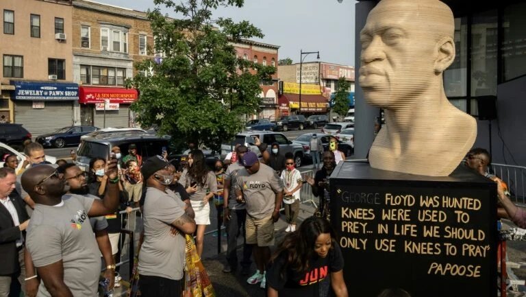 Grupo neonazista vandaliza estátua de George Floyd em Nova York