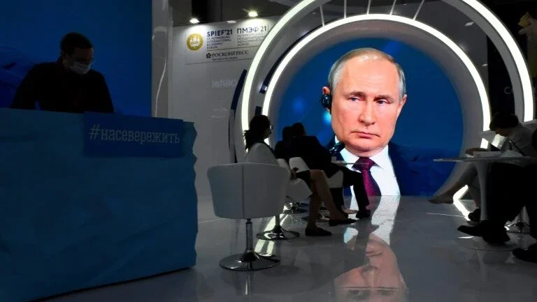 Putin pede que russos se vacinem e convida estrangeiros a se imunizarem na Rússia