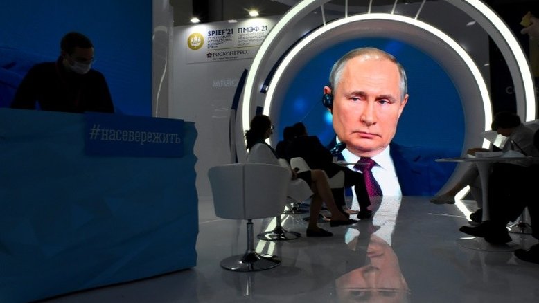 Putin pede que russos se vacinem e convida estrangeiros a se imunizarem na Rússia