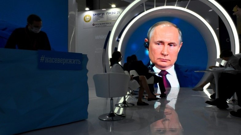 Putin pede que russos se vacinem e convida estrangeiros a se imunizarem na Rússia