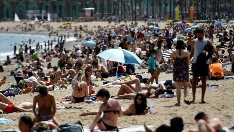 Espanha reabre suas praias aos turistas vacinados