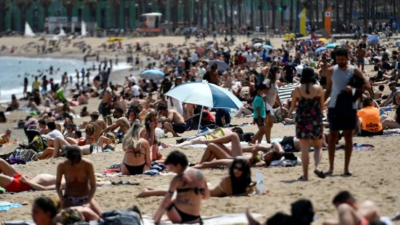 Espanha reabre suas praias aos turistas vacinados