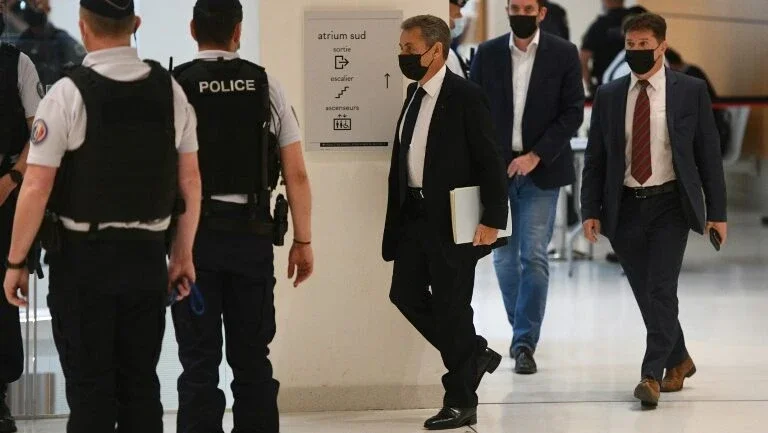 Ex-presidente francês Sarkozy comparece em julgamento sobre gastos de campanha em 2012