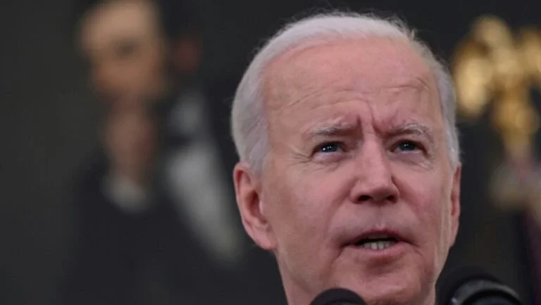 Biden sobe o tom contra as armas de fogo após aumento da criminalidade