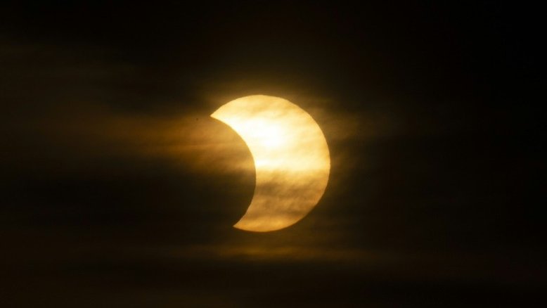 Eclipse solar parcial sobre o hemisfério norte