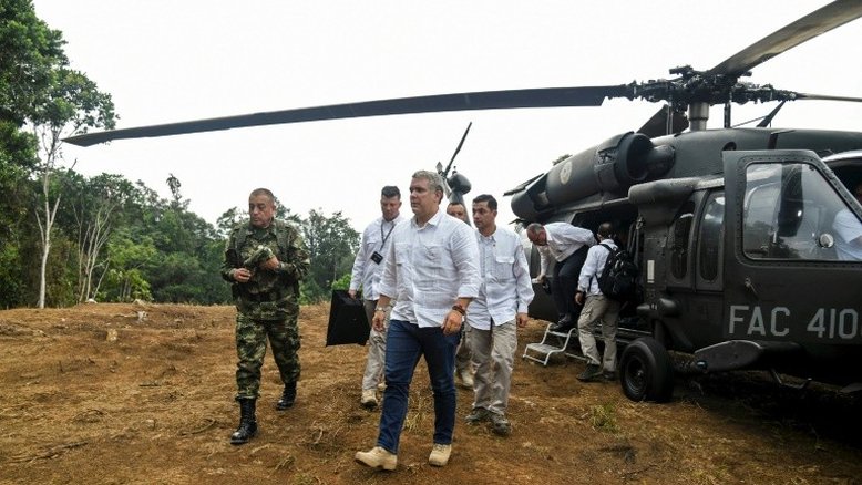 Helicóptero em que viajava presidente da Colômbia sofre ataque a tiros