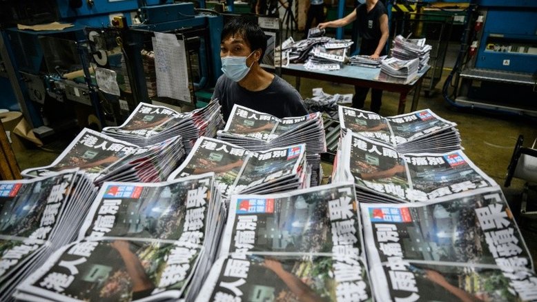 Polícia de Hong Kong prende editor de opinião de jornal pró-democracia que encerrou atividades