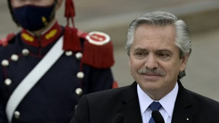 Fernández presta homenagem aos quase 100.000 mortos pela covid na Argentina