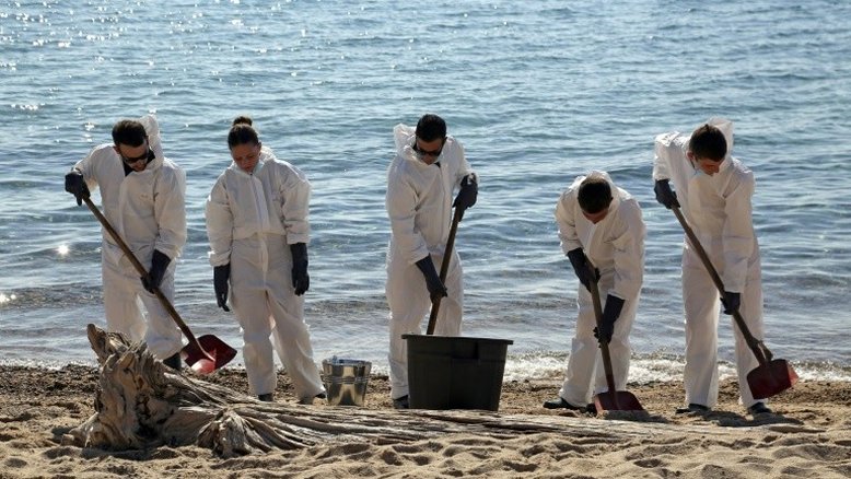 Bombeiros retiram resíduos de hidrocarbonetos de praia na Córsega