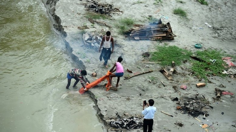 Ganges revela túmulos de mortos por covid-19 na Índia