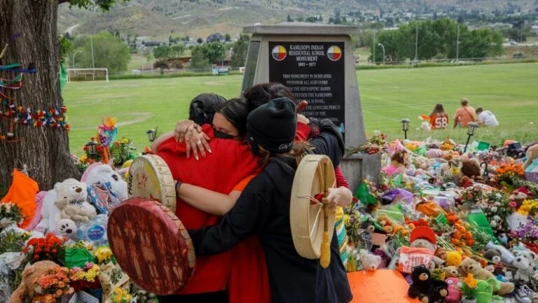 Novas sepulturas encontradas em antigo internato indígena dirigido pela Igreja abalam o Canadá
