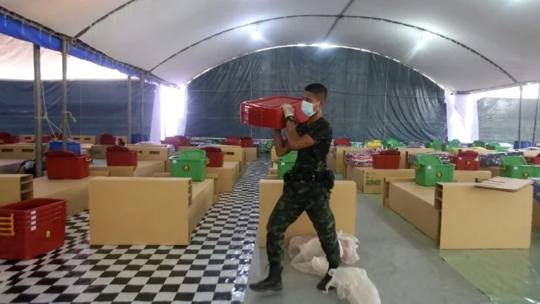 Tailândia volta a adotar restrições para conter surto de covid-19