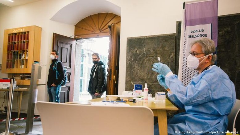 Europa avança rumo à meta de vacinação