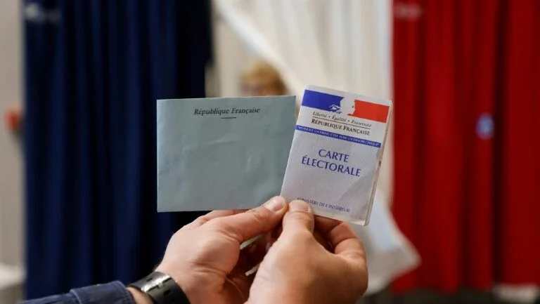 Partidos tradicionais de direita e esquerda se recuperam na França