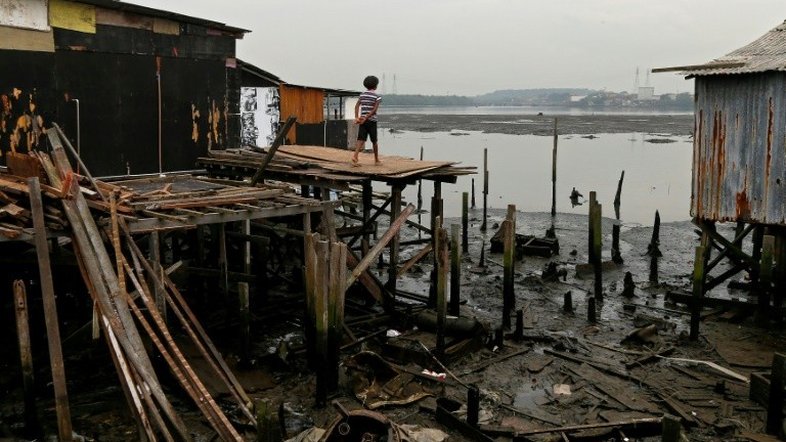 Na maior favela de palafitas do Brasil, a covid é mais uma mazela