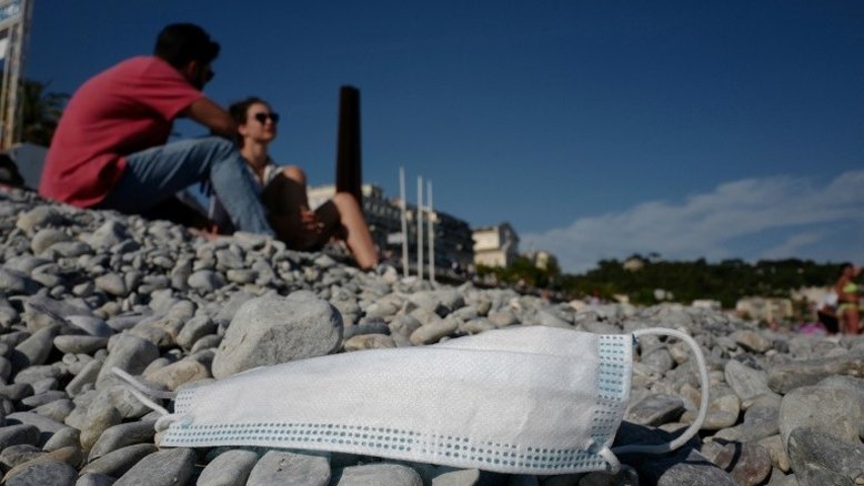 França suspenderá uso de máscara ao ar livre e toque de recolher