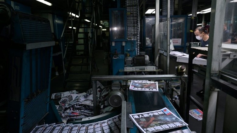 Lágrimas e resistência na despedida do jornal pró-democracia de Hong Kong