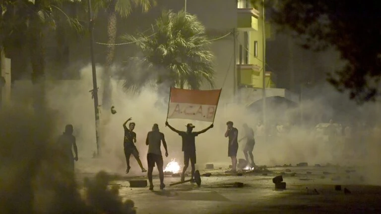 Distúrbios após manifestação contra violência policial na Tunísia