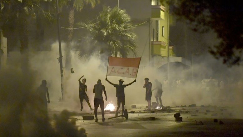 Distúrbios após manifestação contra violência policial na Tunísia