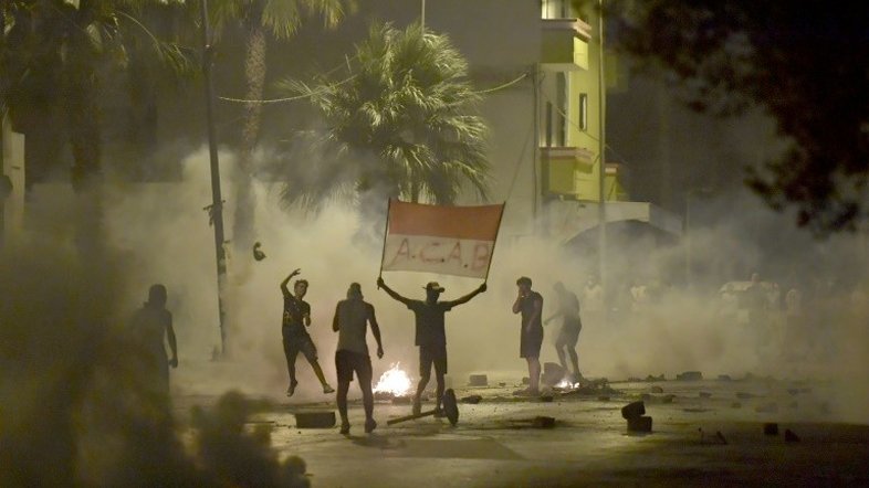 Distúrbios após manifestação contra violência policial na Tunísia