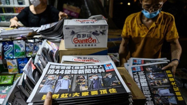 Jornal pró-democracia de Hong Kong publica edição em tom de desafio após operação da polícia
