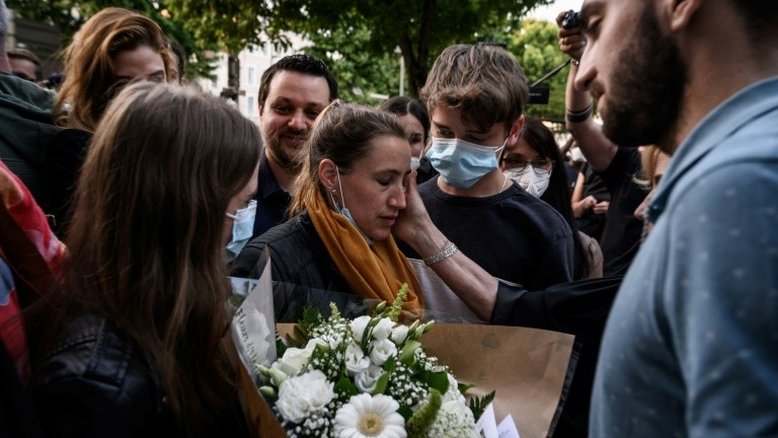 Francesa julgada por matar marido que a estuprava recebe pena simbólica