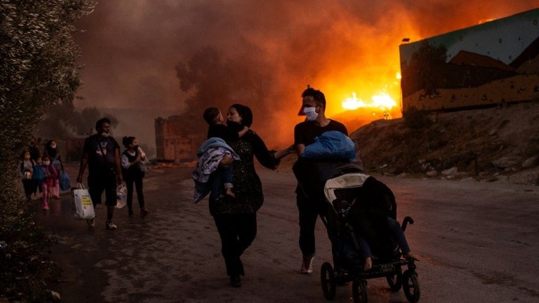 Dez anos de prisão para afegãos que provocaram incêndio em campo de migrantes na Grécia