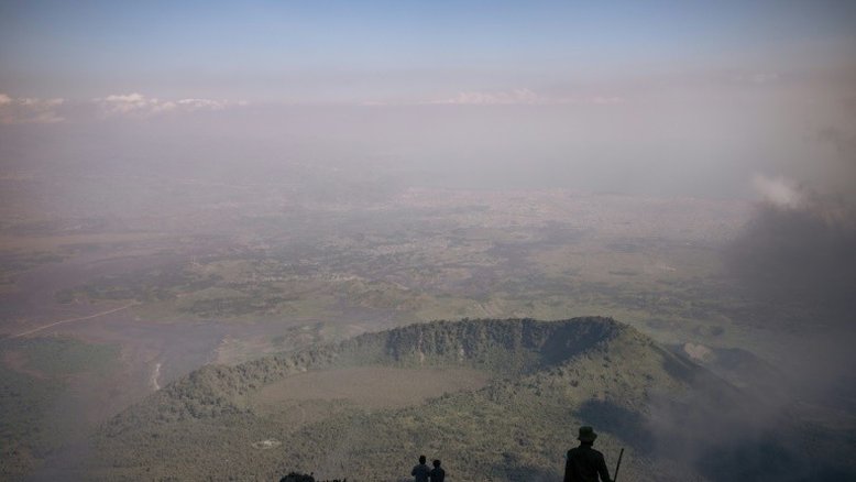 Após erupção do Nyiragongo, especialistas examinam cratera na RDC