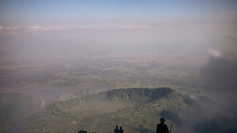Após erupção do Nyiragongo, especialistas examinam cratera na RDC