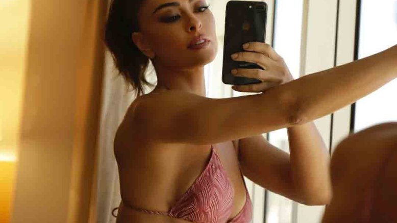 Juliana Paes surge de biquíni mínimo em ensaio para o dia dos namorados