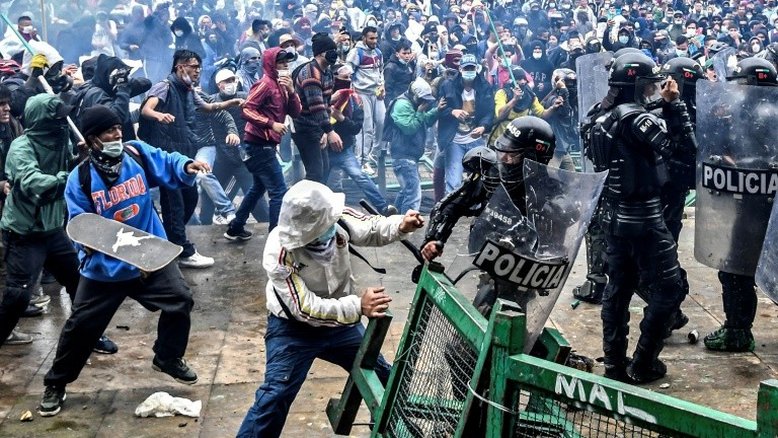 Sem acordos em vista para superar a crise, milhares protestam na Colômbia
